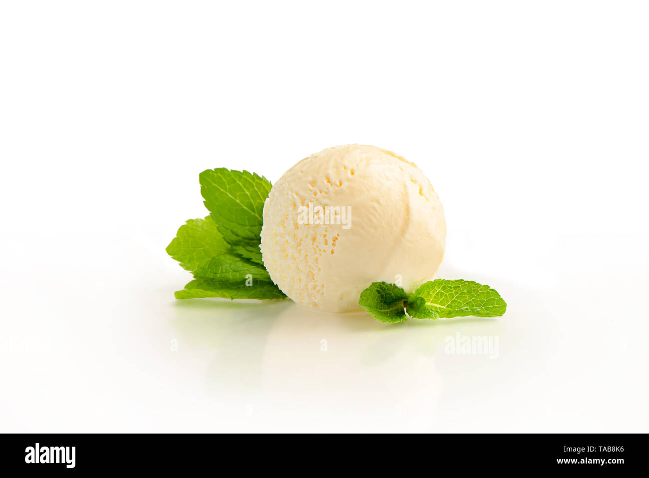 Bola de helado con sabor a menta, ingredientes, aislado en un fondo blanco. Foto de stock