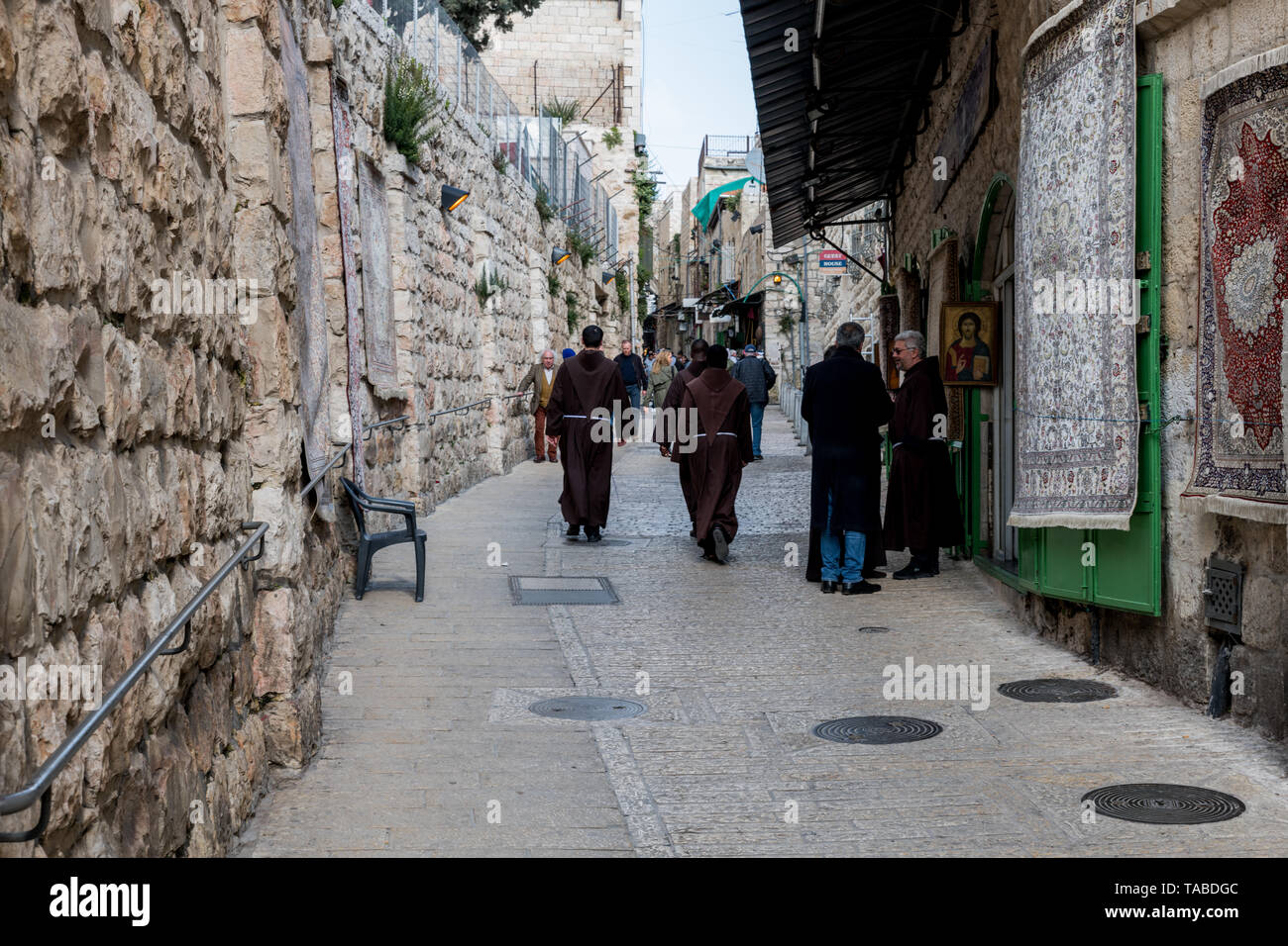 Jerusalén, Israel, 27-03-2019:monjes caminando por las calles de Jerusalén, Jerusalén es la ciudad religiosa de Israel Foto de stock