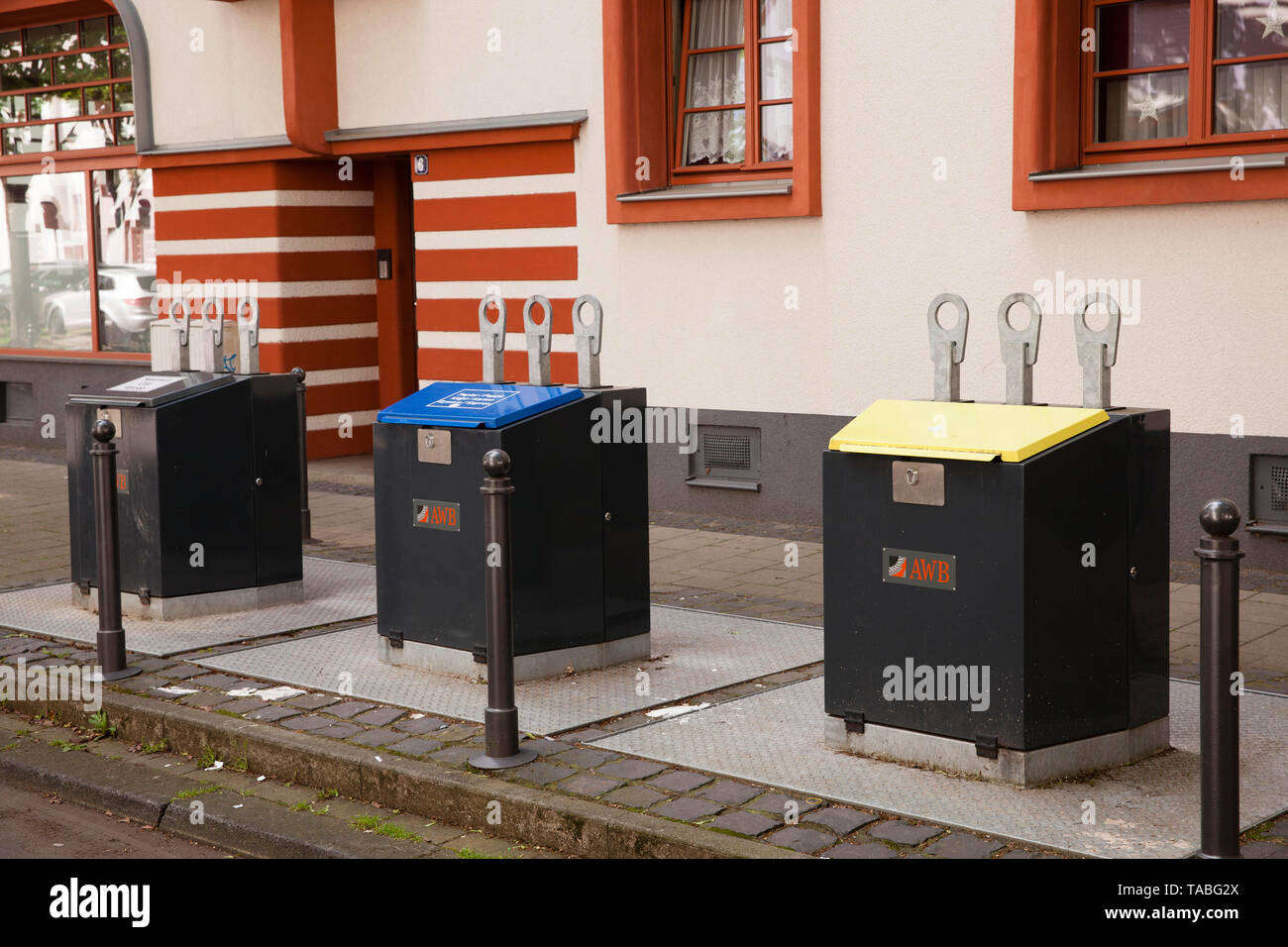 Tirar en contenedores de los residuos en el sistema de suelo radiante Naumann urbanización en el distrito Riehl, Colonia, Alemania. Des Unterf Einwurfbehaelter Foto de stock