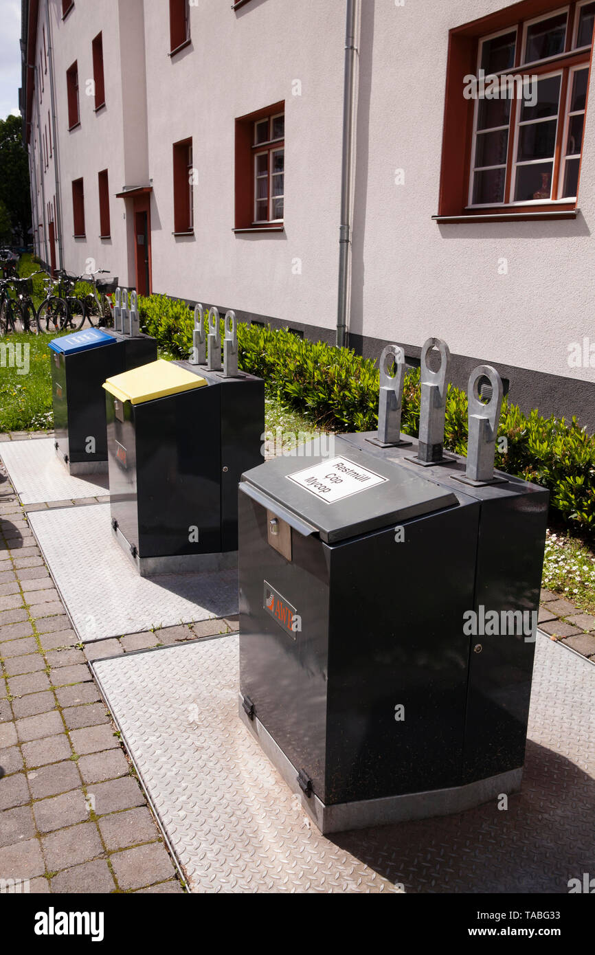 Tirar en contenedores de los residuos en el sistema de suelo radiante Naumann urbanización en el distrito Riehl, Colonia, Alemania. Des Unterf Einwurfbehaelter Foto de stock