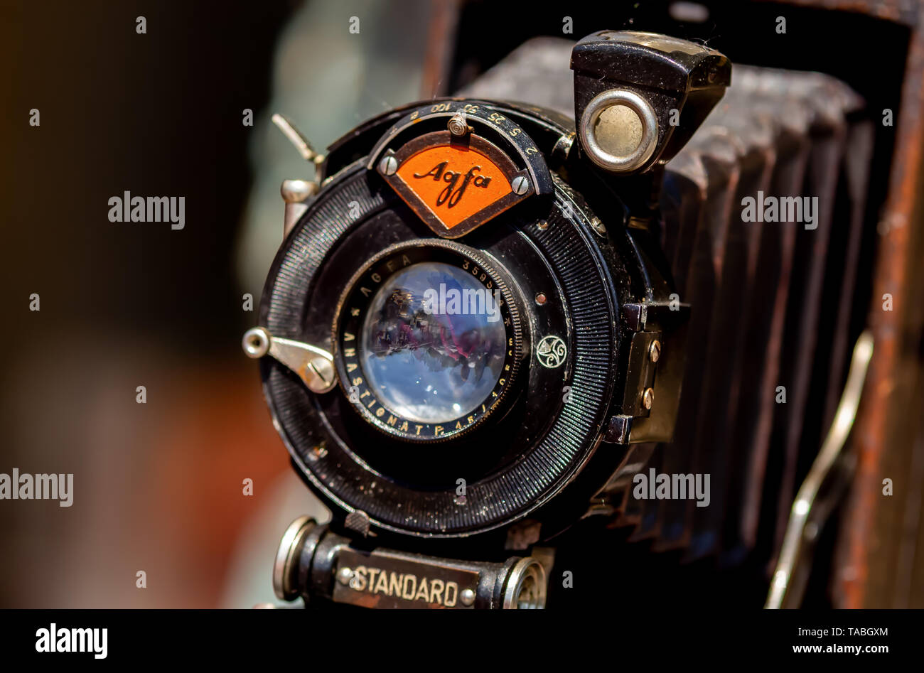 Bucarest, Rumania - Mayo 12, 2019: Un antiguo formato estándar mediano Agfa cámara fotográfica plegable es visto en una feria de antigüedades en Bucarest. Foto de stock