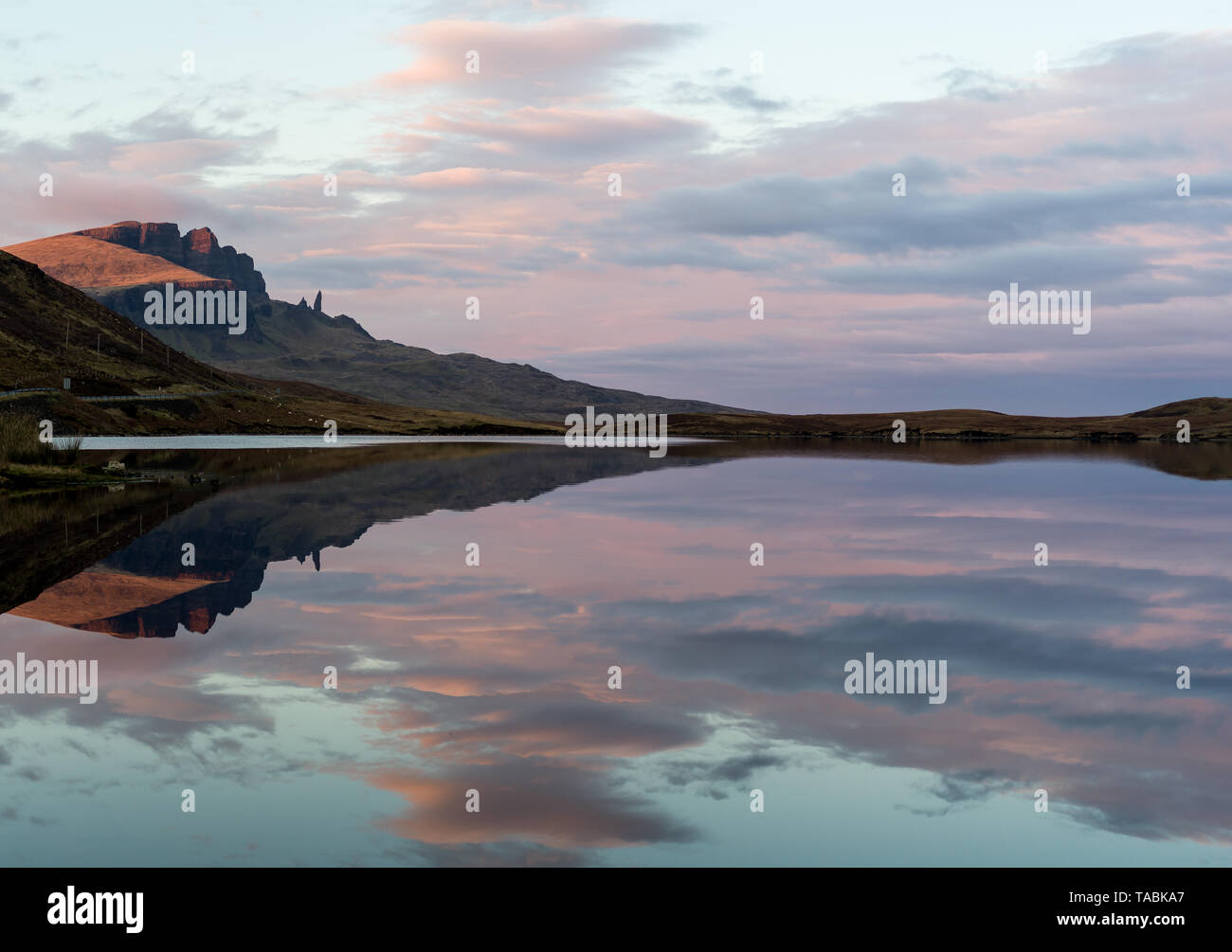 Pacífica y serena visión reflexiva de colinas pasando de un lago. Foto de stock