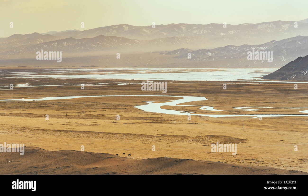 Captura el paisaje de campiña con el río y las montañas en el fondo. Foto de stock