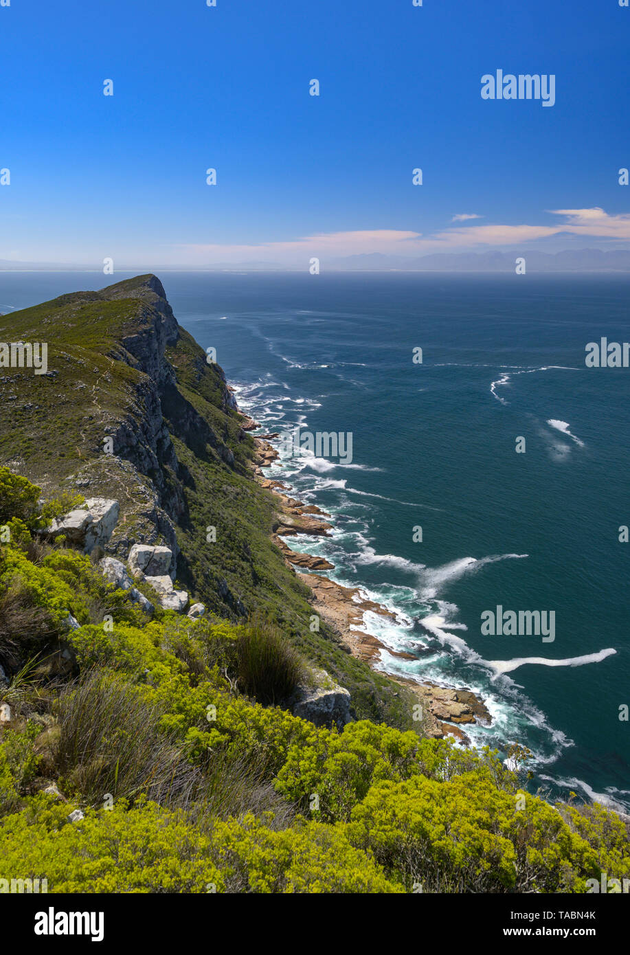 Vista desde la cumbre del Pico Paulsberg en la sección Cape Point del Parque Nacional de Table Mountain en Cape Town, Sudáfrica. Foto de stock