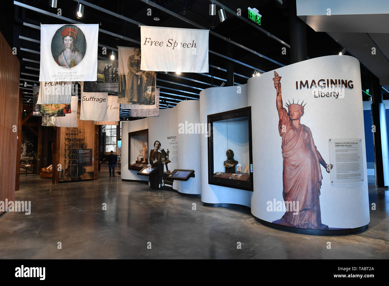 Los visitantes asistir a la Estatua de la Libertad Museo Ceremonia de inauguración en el Museo de la Estatua de la Libertad, el 16 de mayo de 2019 en la Ciudad de Nueva York. Foto de stock