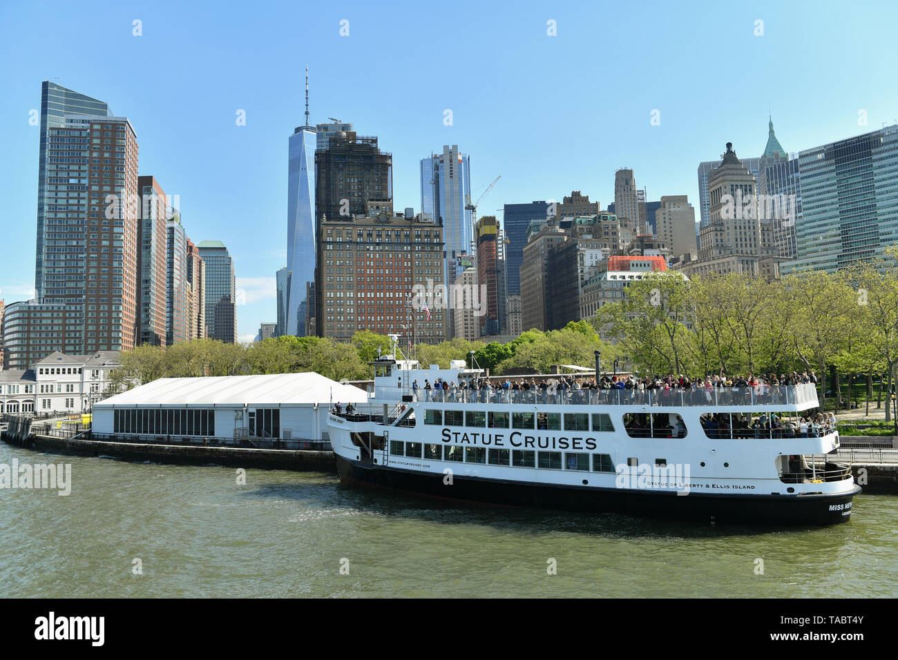 Estatua Cruceros ferry proporcionando servicio de ferry a las Islas