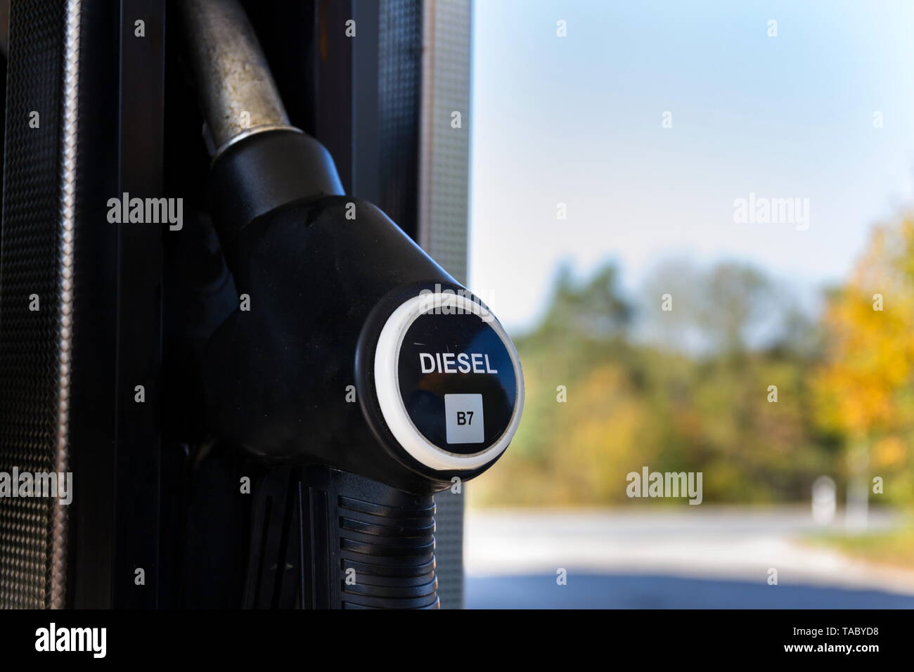 Nuevo Etiquetado de combustible en una gasolinera de bombas con las nuevas etiquetas de la UE, día soleado Foto de stock