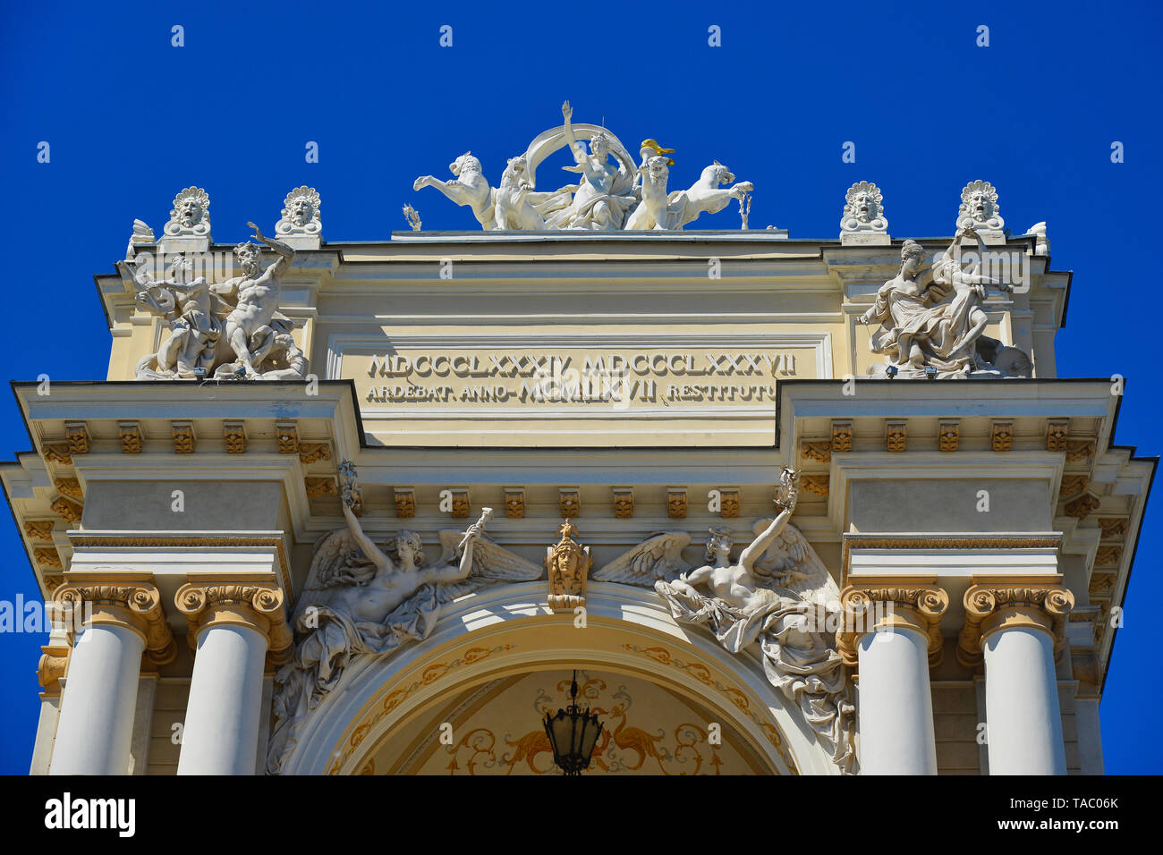 Hermosa Odessa / Ucrania. Famosa ópera en verano. Foto de stock