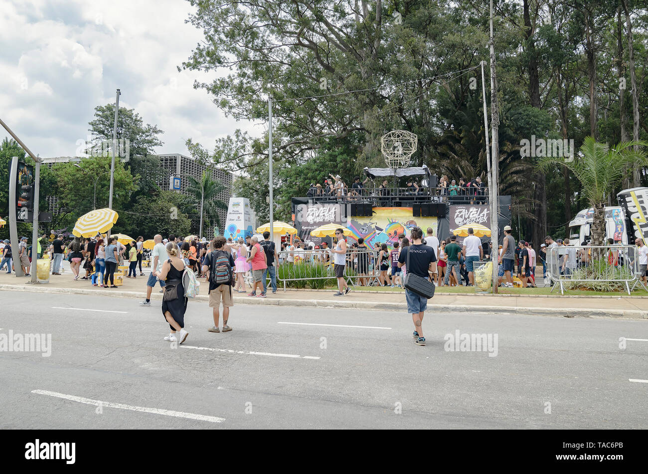 Sao Paulo, SP, Brasil - Marzo 02, 2019: el carnaval llamado bloque Favela Med-Mex en el parque de Ibirapuera. Carnaval de calle inspirado en la cultura del desierto. Foto de stock