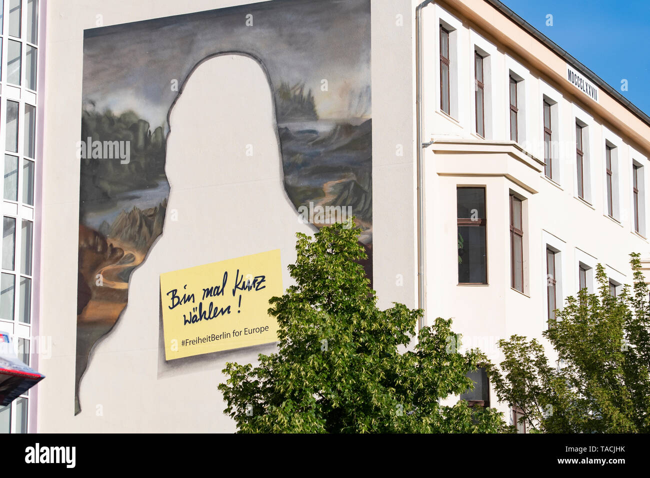 24 de mayo de 2019, Berlín: los contornos de la Mona Lisa puede verse en una pared de la casa en Kreuzberg. Ella dejó una nota que decía, "Voy a ser breve." Esto fomentará la participación en las elecciones europeas del domingo. Foto: Paul Zinken/dpa Foto de stock