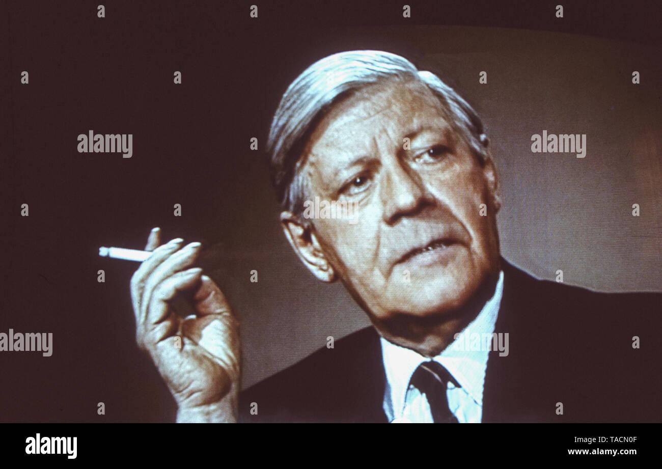 - Político alemán Helmut Schmidt y el Canciller de la República Federal de Alemania de 1974-1982 retratada aquí fumar un cigarrillo, archivo imagen tomada ca 1985 Foto de stock