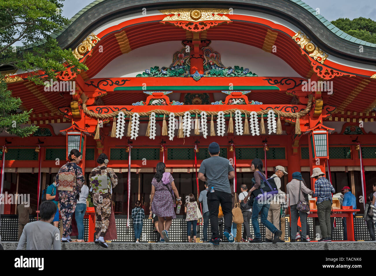 Sorprendentemente ornamentado Inara santuario sintoísta Fushimi en Kioto, Japón, Sur Foto de stock