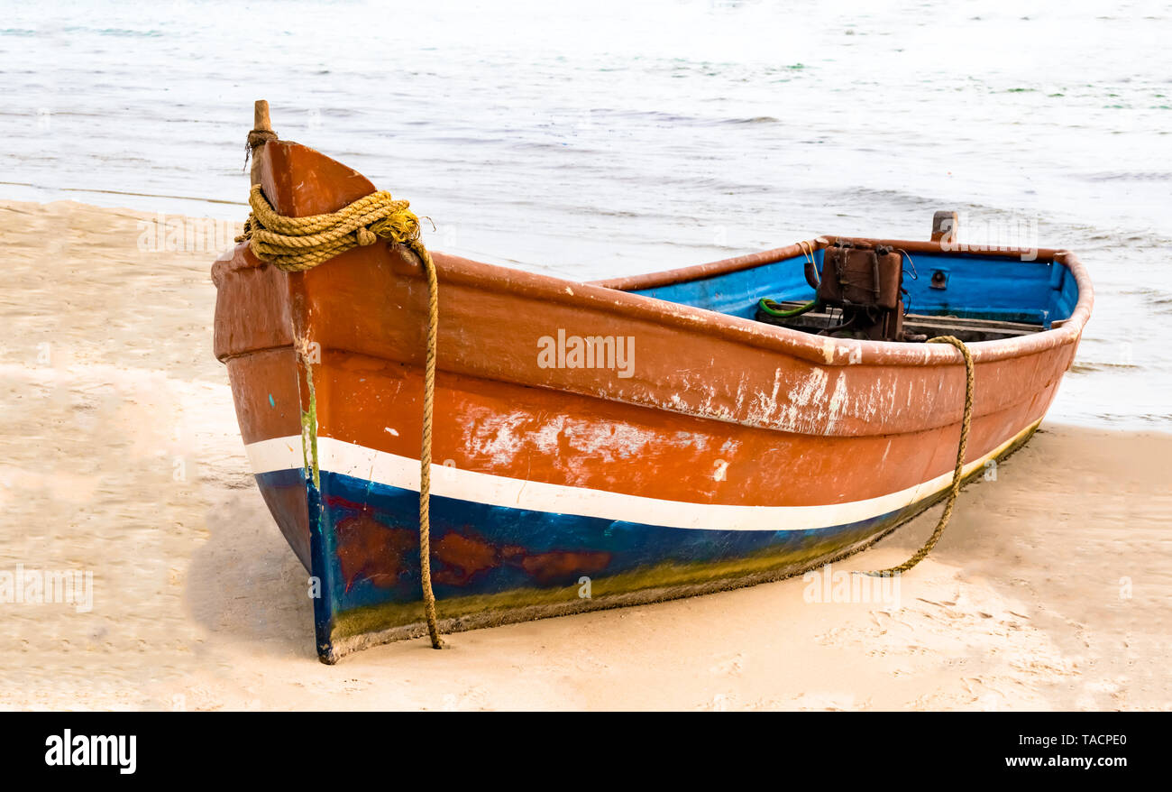 Pequeñas y coloridas en canoa, pesca varado en la costa de la isla. Esta  canoa es el generador alimentado y es utilizado para la pesca y para el  transporte de turistas y