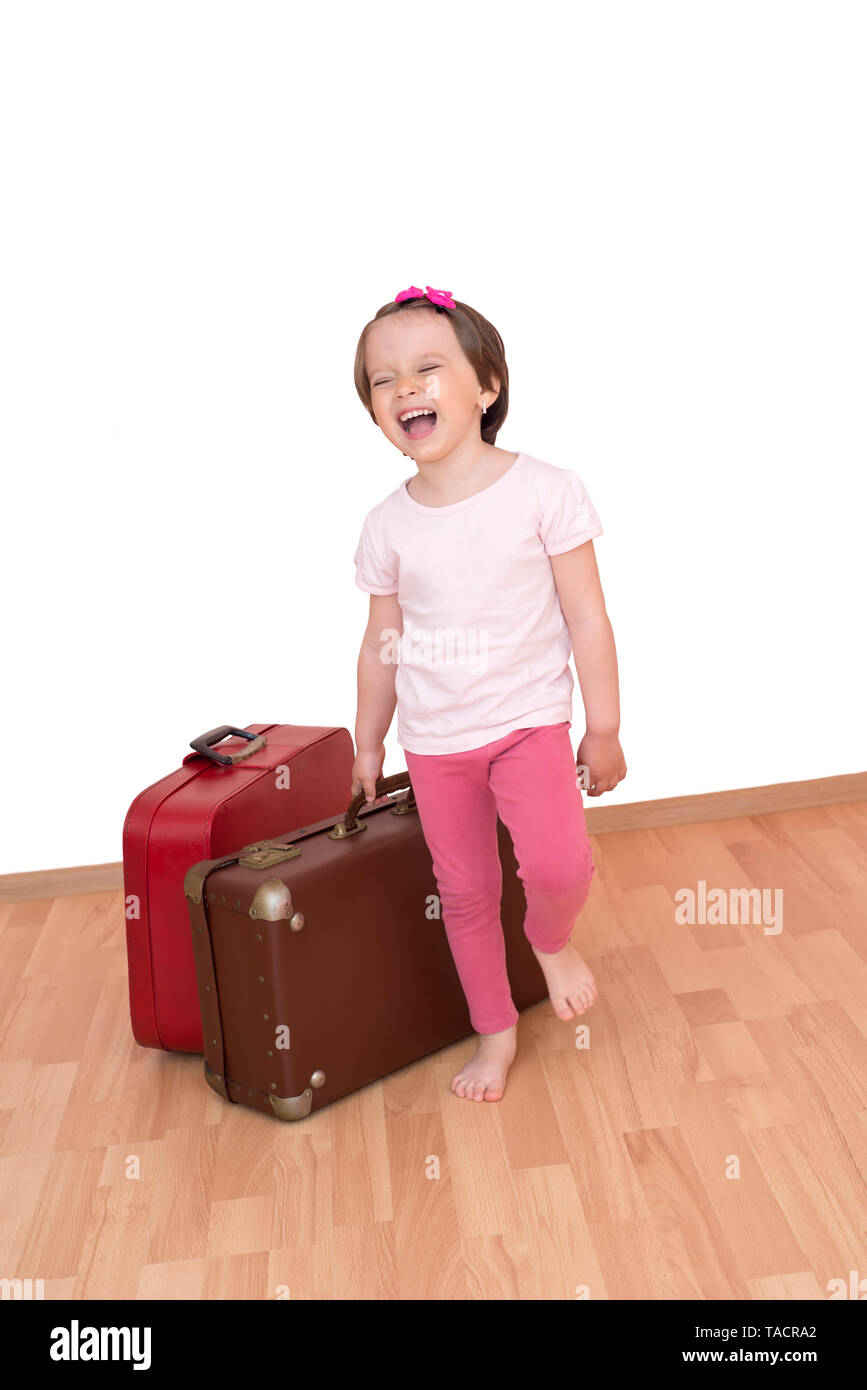 Niña con maletas preparadas para salir aislada con trazado de recorte  Fotografía de stock - Alamy