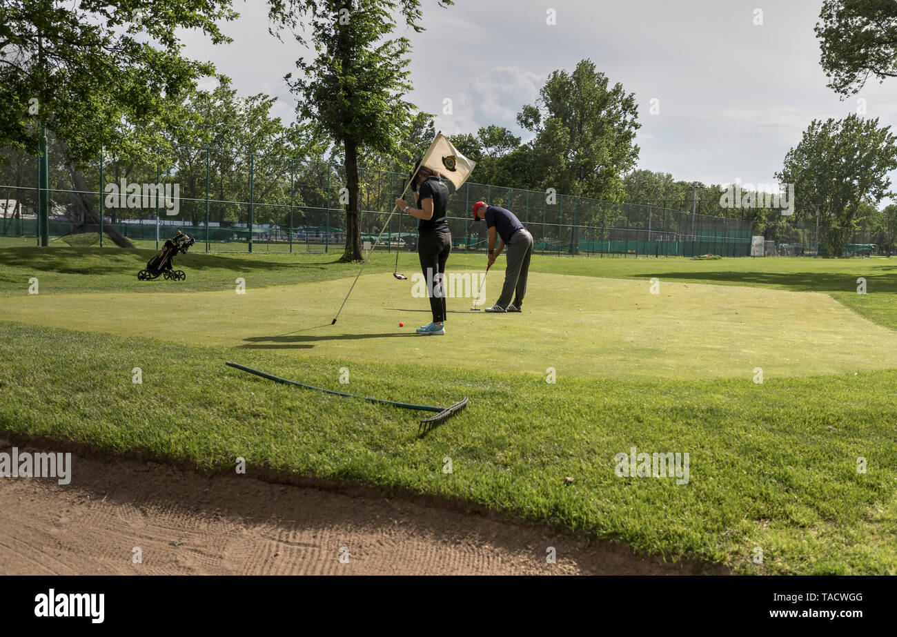 Serbia, 12 de mayo de 2019: dos jugadores de golf en el campo de Golf de Ada en Belgrado Foto de stock