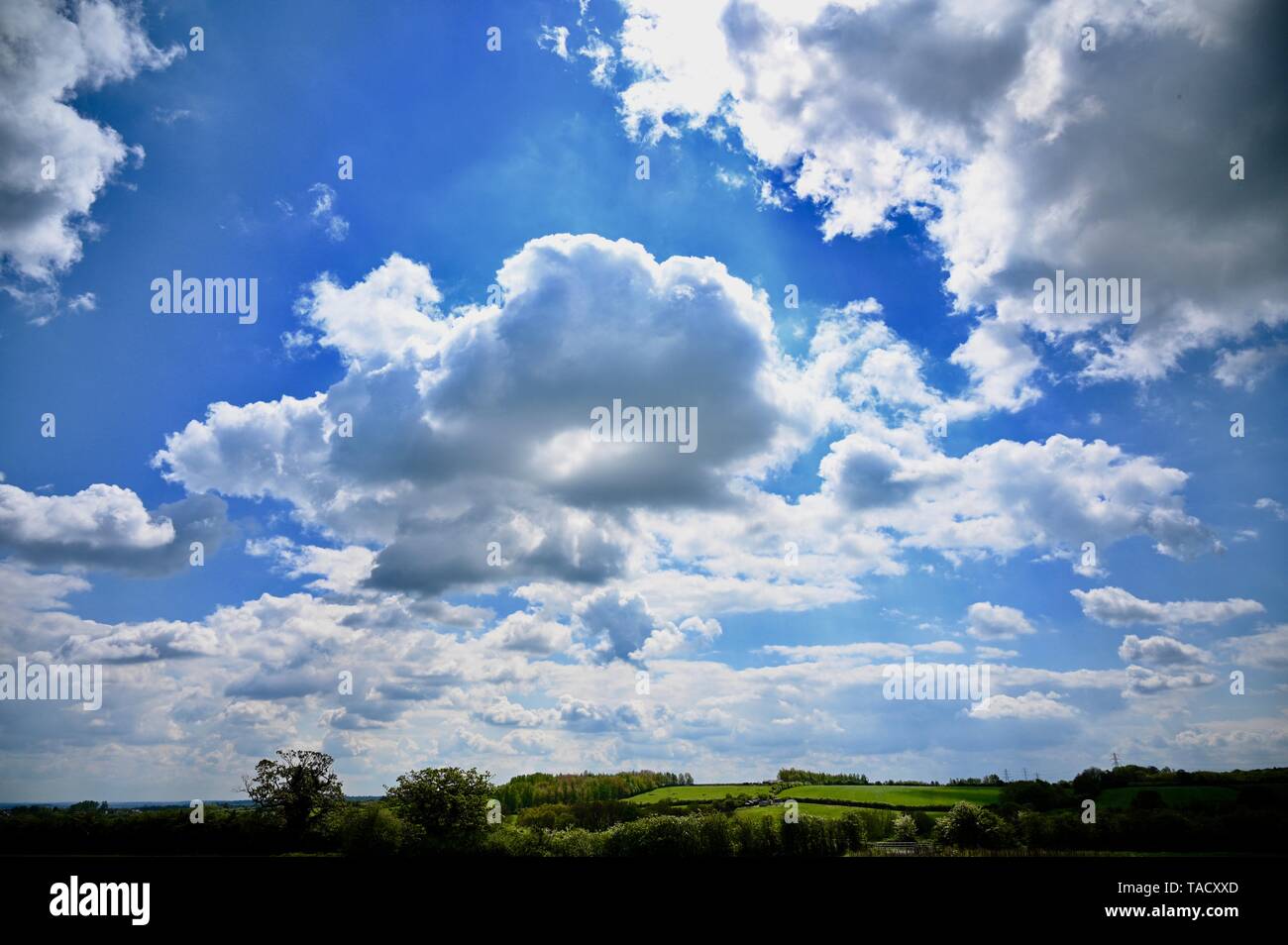 Big Sky con luz transmitida a través de las nubes de Derbyshire, Inglaterra rural. Foto de stock