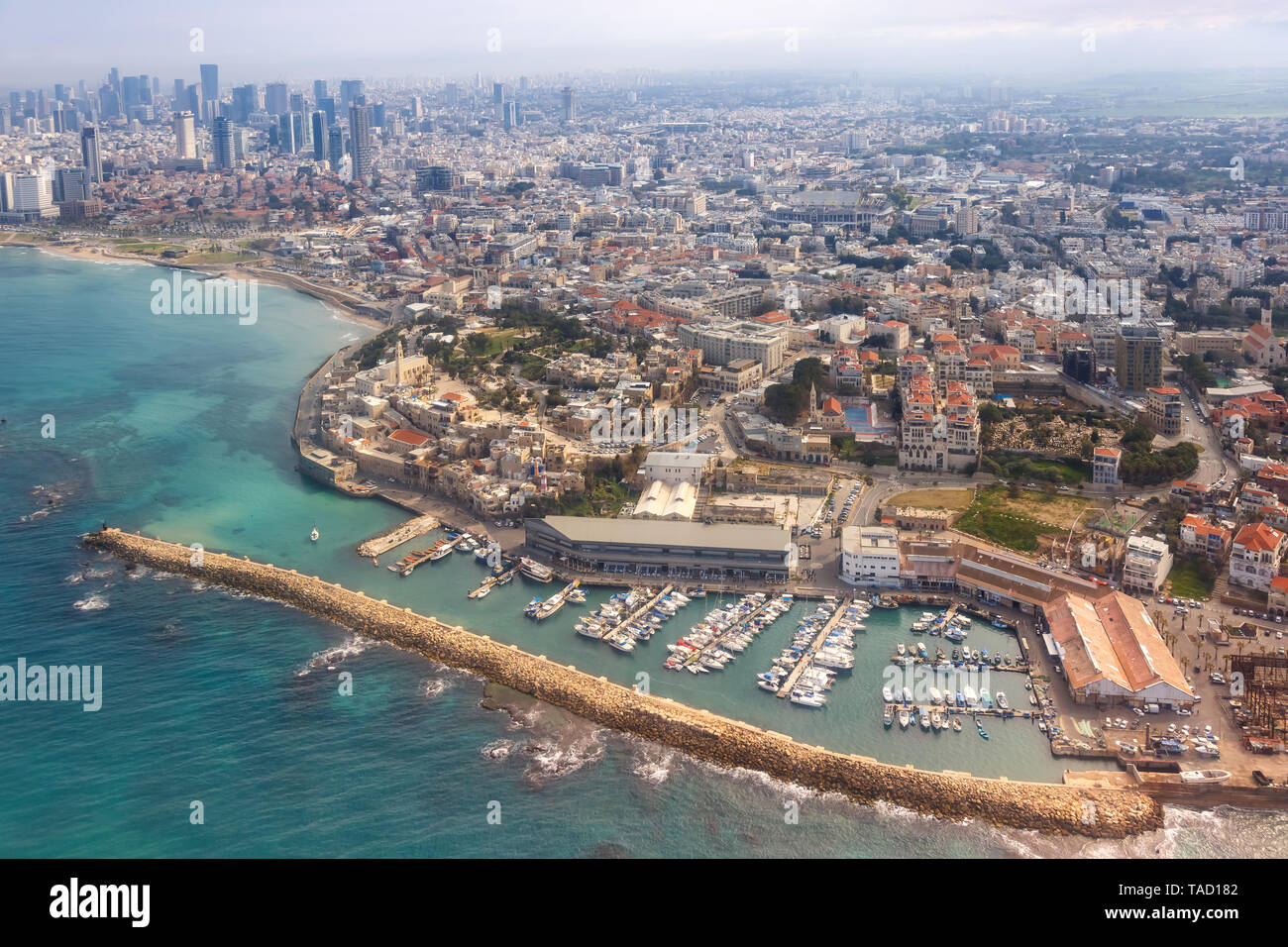 Tel Aviv Jaffa, antiguo puerto de la ciudad Israel skyline vista aérea de playa mar rascacielos foto Foto de stock