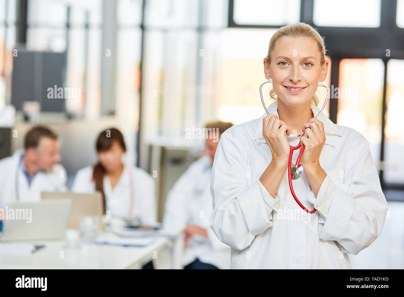 Mujer joven como médico con el estetoscopio como un internista o especialista en formación Foto de stock