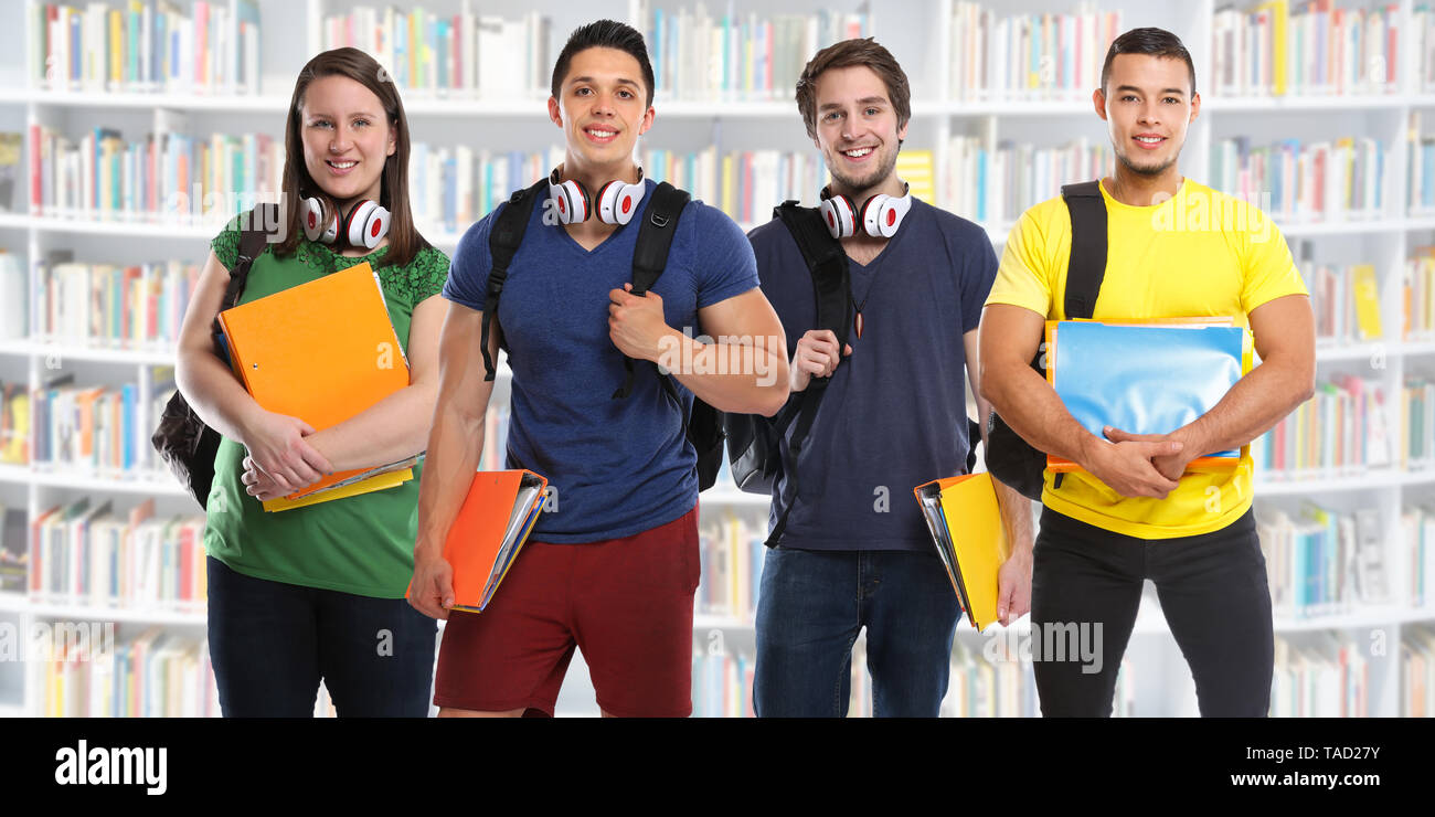 Grupo de estudio de los estudiantes de educación a los jóvenes de la ciudad de la biblioteca Foto de stock