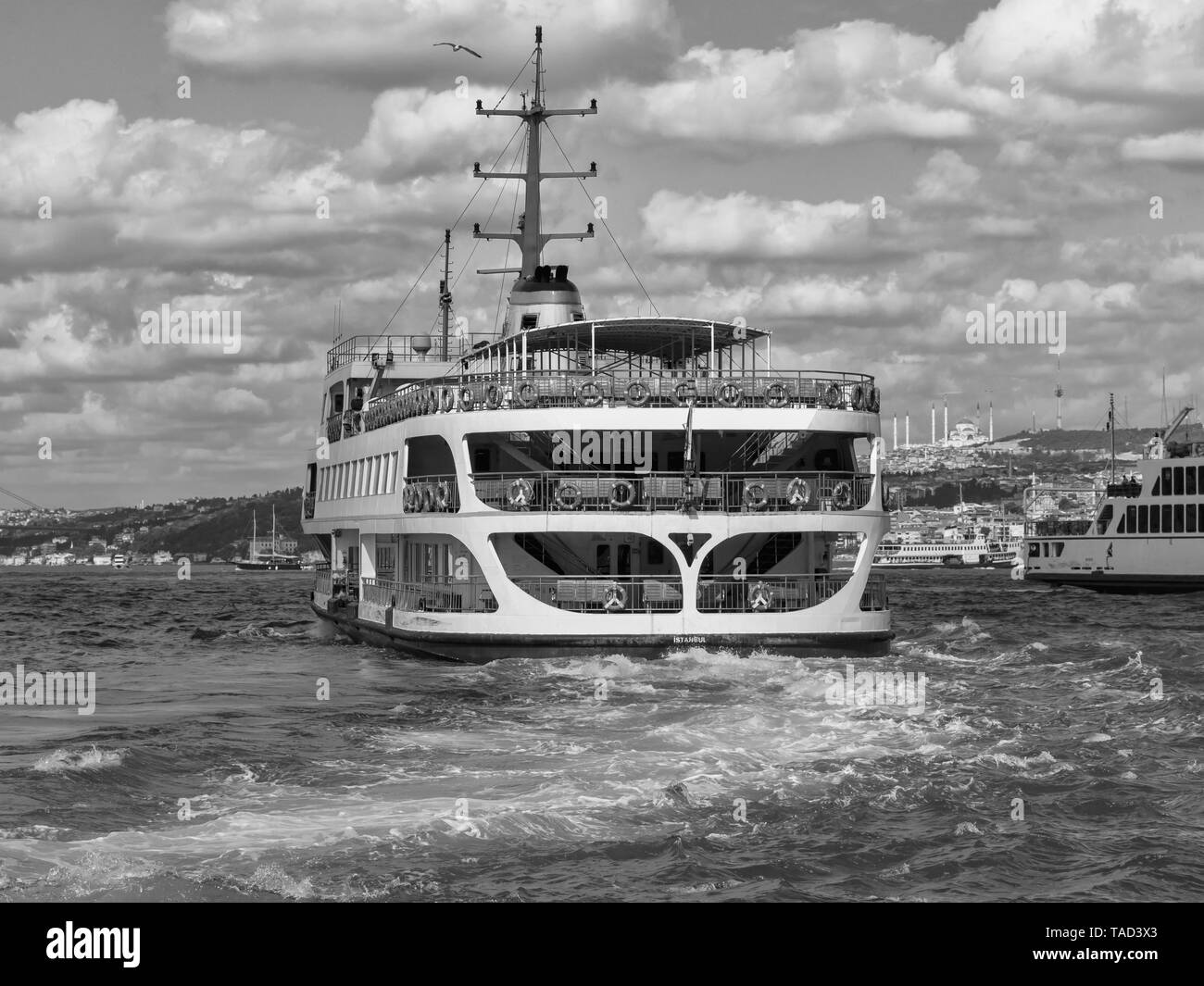El Ferry va bósforo tour en la ciudad de Estambul cuando nublado cielo azul cálido día de verano Foto de stock
