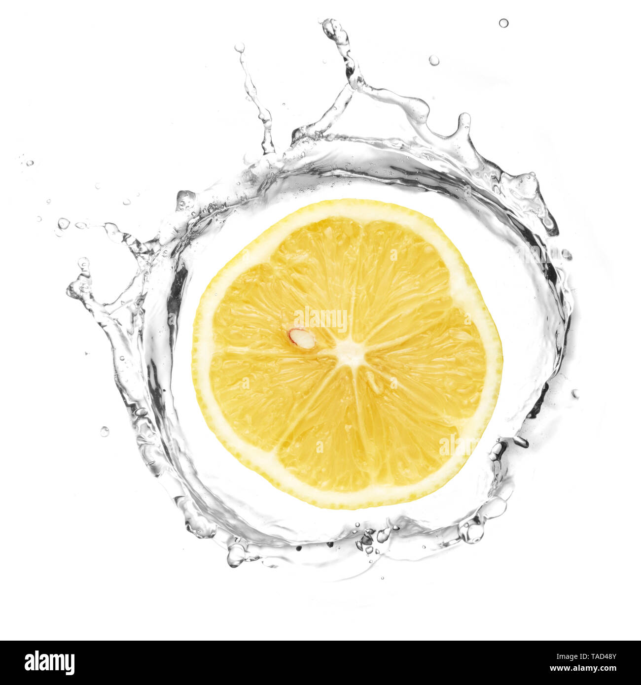 Rodaja de limón amarillo en Water Splash Foto de stock