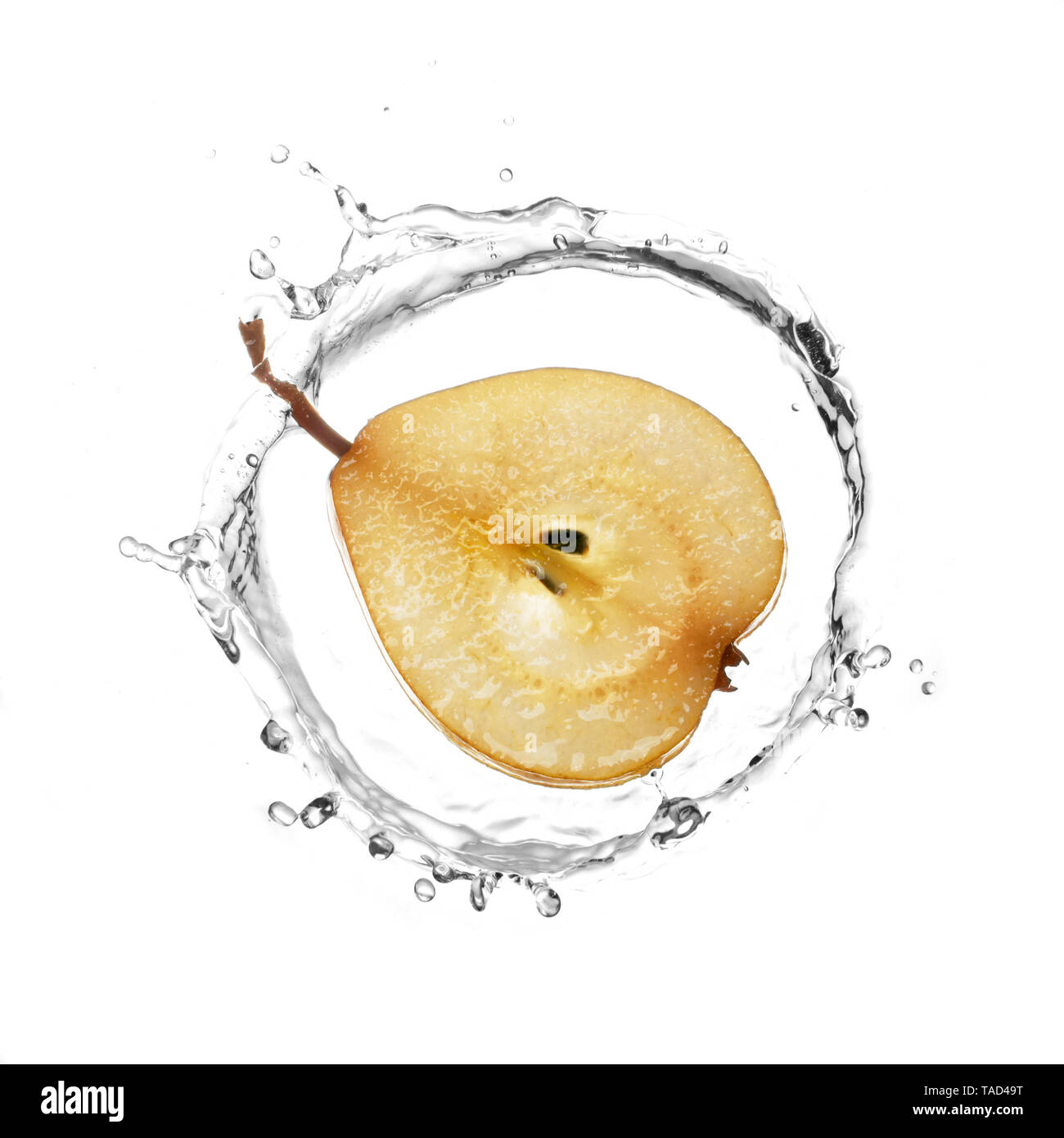 Rodaja de pera amarillos en Water Splash Foto de stock