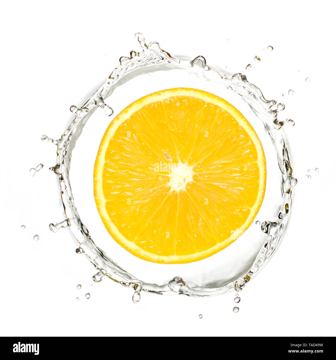 Corte de color amarillo o naranja mandarina en Water Splash Foto de stock