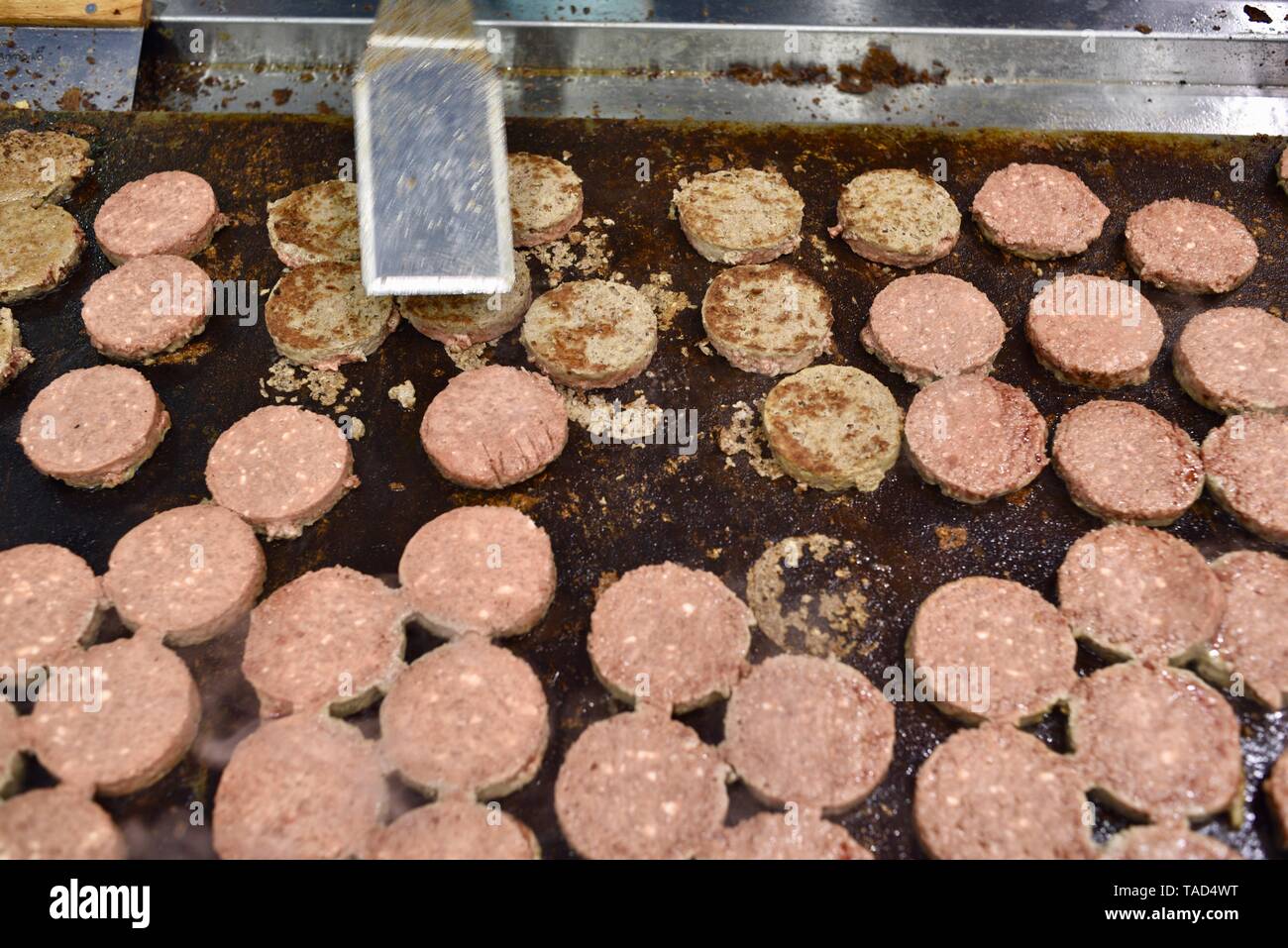 Sin carne Carne (gratis) imposible Burger de imposible alimentos. Cocinar vegetariano, vegano hamburguesa de base vegetal. National Restaurant Show, Chicago, EE.UU. Foto de stock