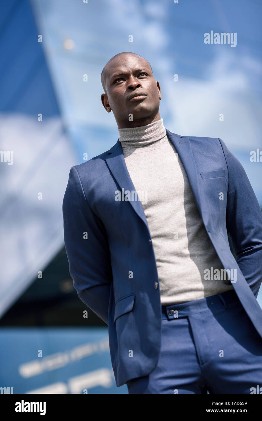 Retrato del hombre de negocios vestidos de traje azul y gris suéter cuello  tortuga Fotografía de stock - Alamy