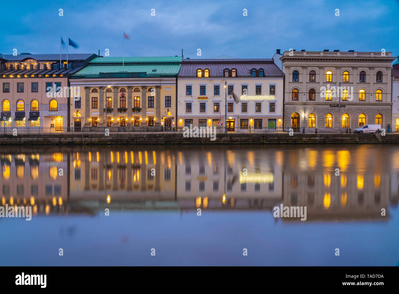 Suecia, Gotemburgo, centro histórico de la ciudad con vista de Soedra hamngatan en el canal Foto de stock