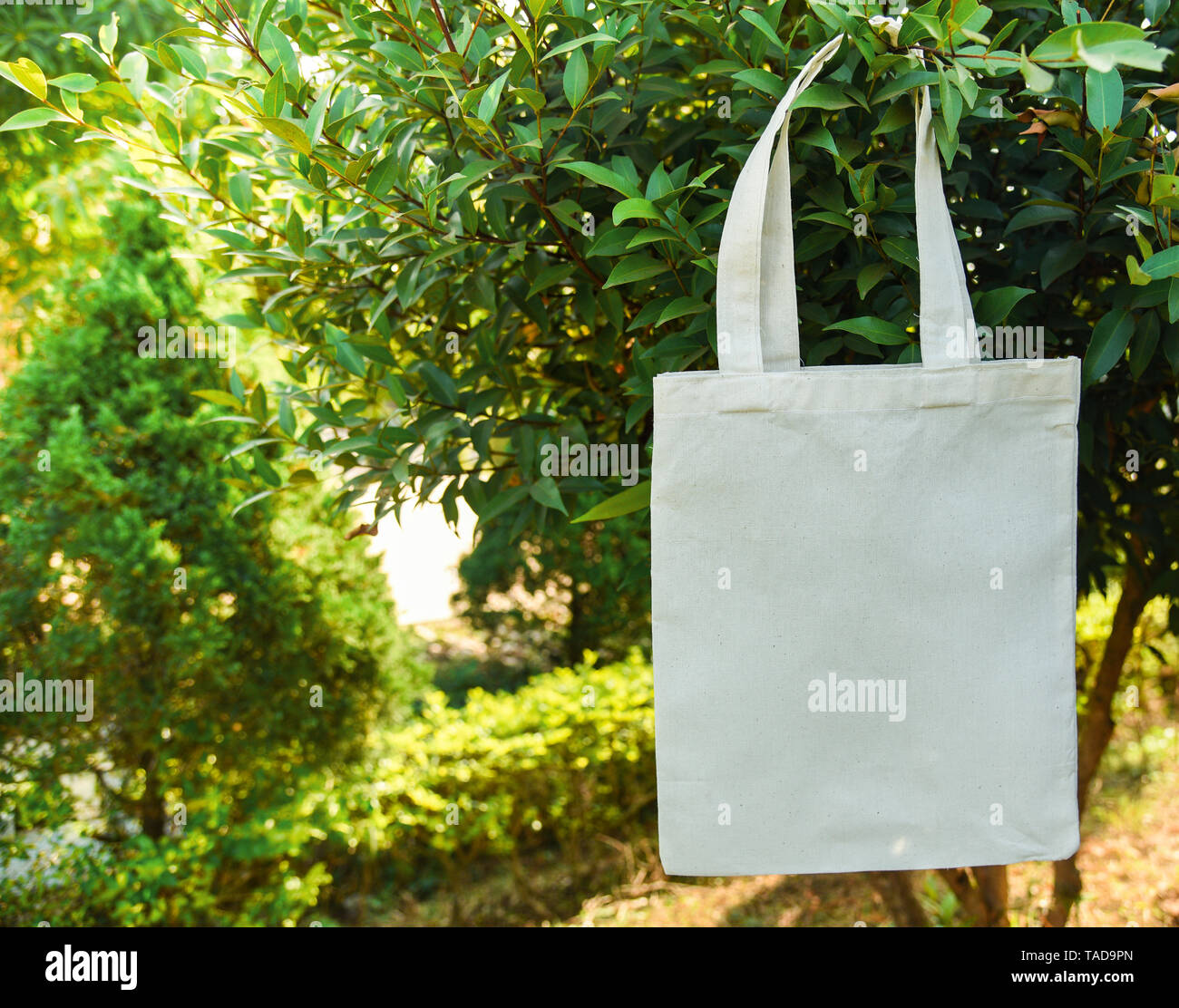 Tote canvas blanco tela tela bolsa ecológica shopping saco en Hoja verde de  fondo de la naturaleza / cero residuos utilizar menos plástico decir  ninguna bolsa de plástico contaminación proble Fotografía de