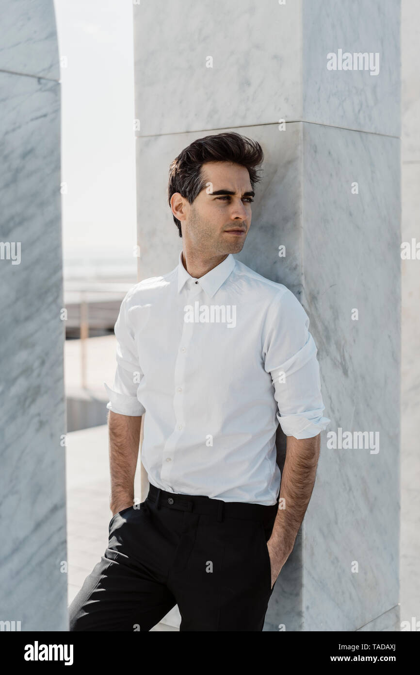 Tareas del hogar Exención Deliberadamente Retrato de moda hombre weraing camisa blanca y pantalón negro Fotografía de  stock - Alamy