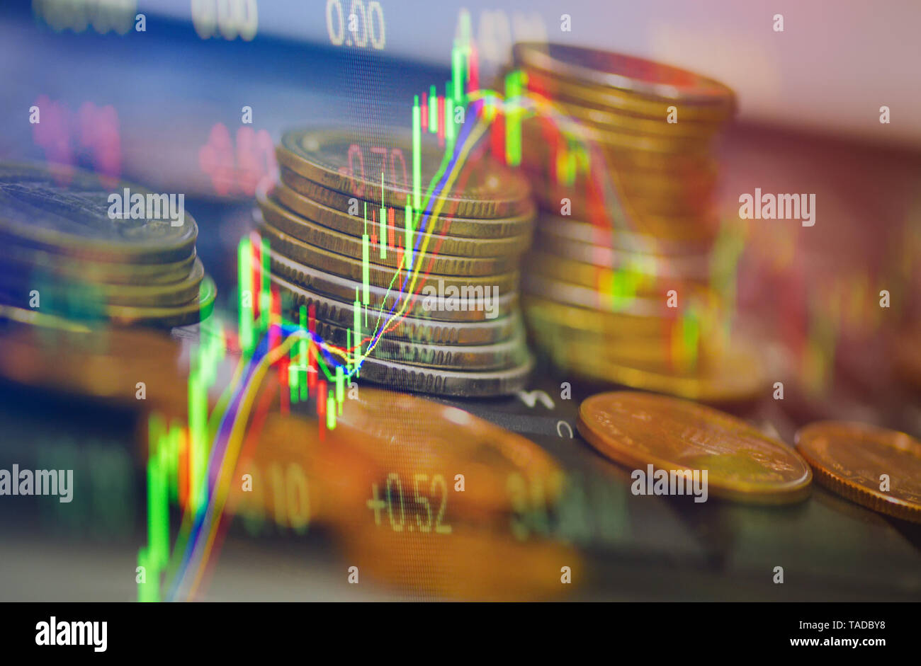 Bolsa o mercado forex trading análisis gráfico indicador de inversión  Moneda de oro / negocios financieros gráficos candelabro board display  doble e Fotografía de stock - Alamy