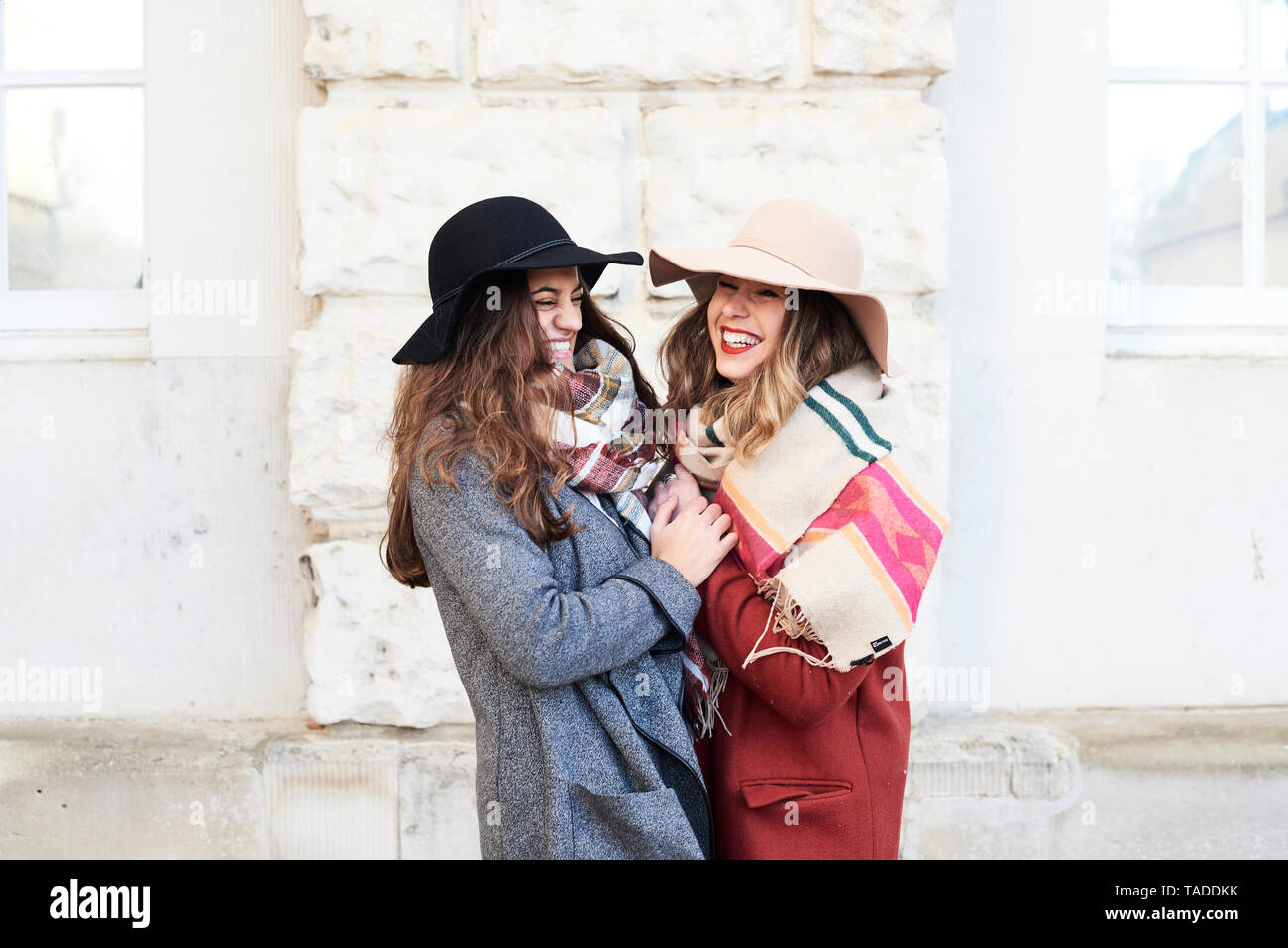 Dos juguetones feliz mujeres vistiendo gorras de disquete Foto de stock
