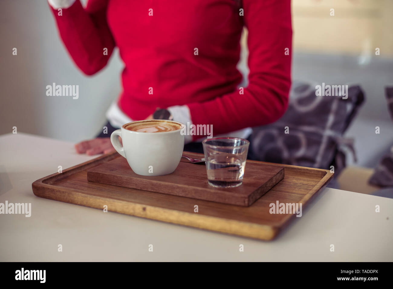 Taza de café y un vaso de agua en una cafetería Foto de stock