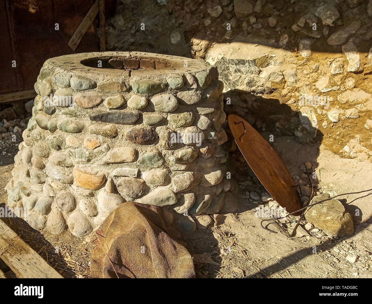 Horno Tandoor piedra-brasero, barbacoa especial tipo esférica o jarra para  cocinar una variedad de alimentos entre los pueblos de Asia Fotografía de  stock - Alamy