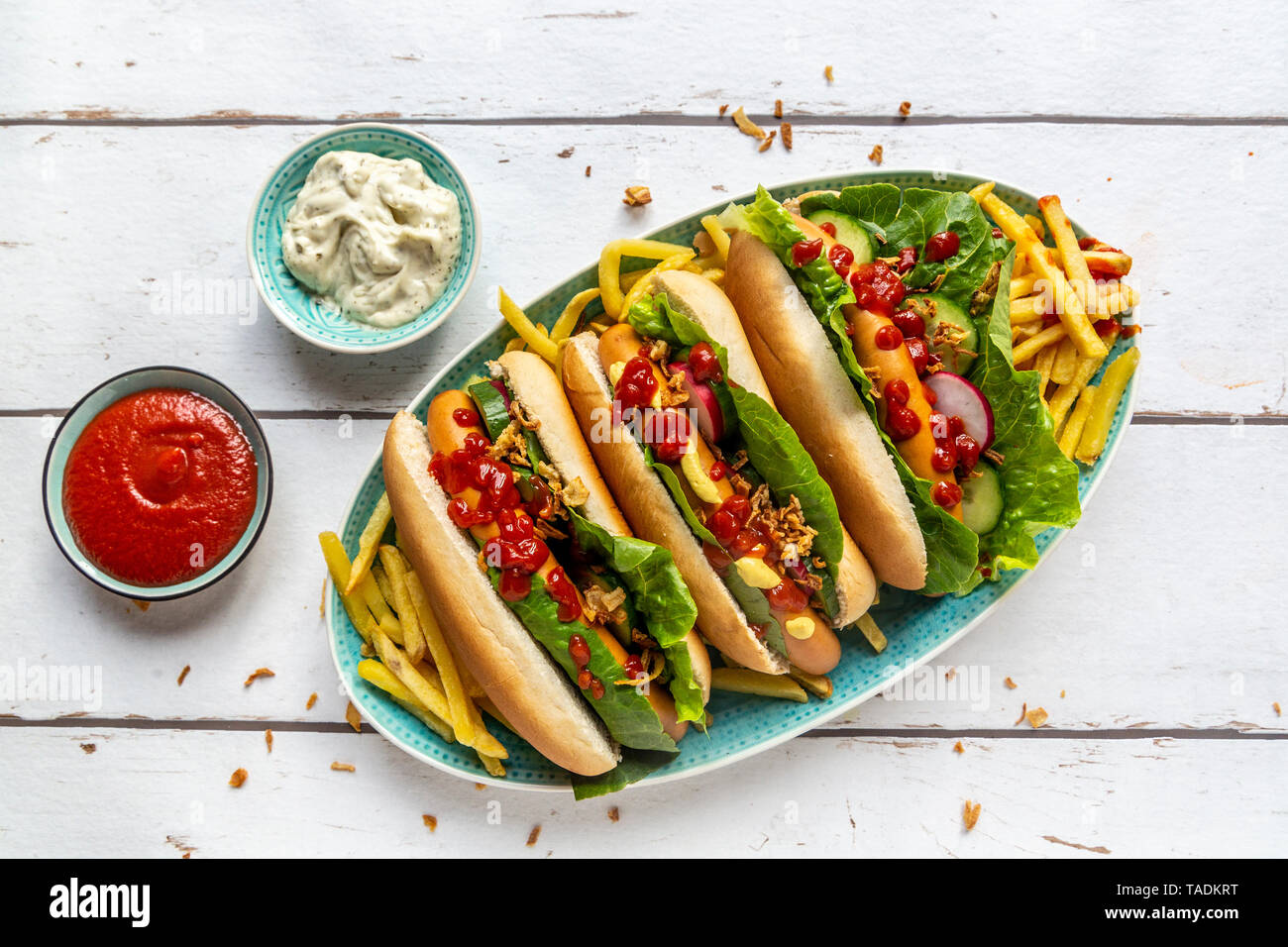 Perros calientes con papas fritas fotografías e imágenes de alta