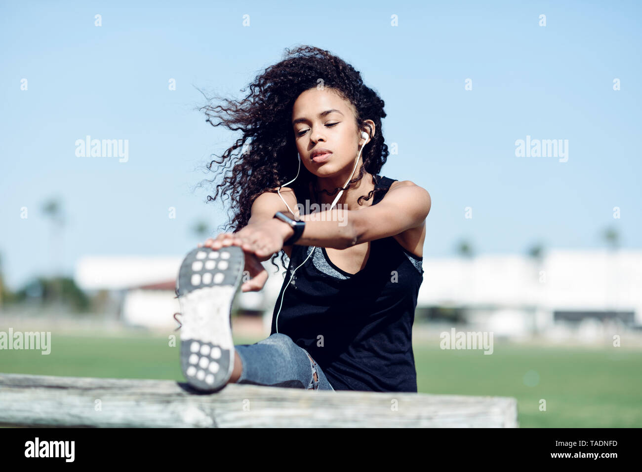 Estiramiento de la joven mujer deportiva al aire libre Foto de stock