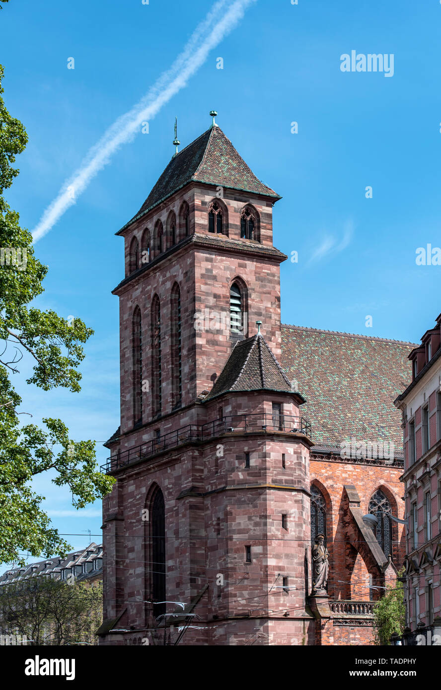 Religión antigua iglesia en el casco antiguo de la ciudad de Estrasburgo en Francia Foto de stock