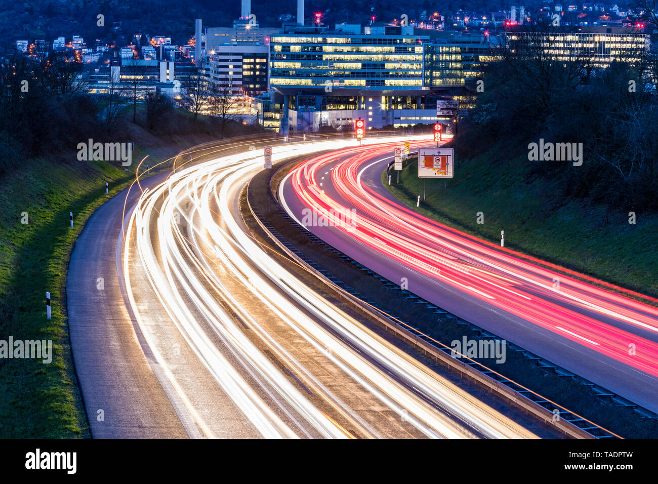 Alemania, Badenwurttemberg, estelas de luz sobre la carretera federal cerca de Unterturkheim Foto de stock
