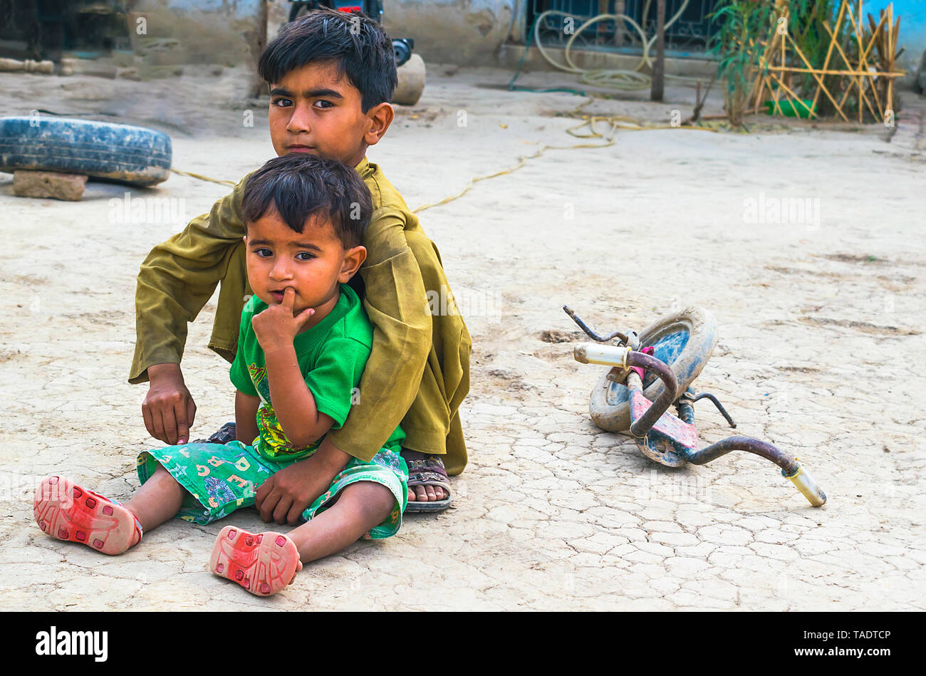 Rahim yar Khan, Punjab, Pakistán-Mayo 23,2019:dos niños afectados por la desnutrición, no juguetes para jugar. Foto de stock