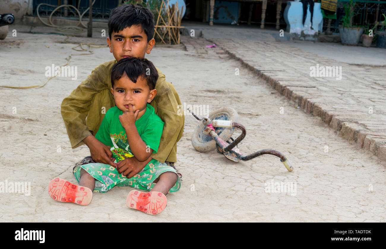 Rahim yar Khan, Punjab, Pakistán-Mayo 23,2019:dos niños afectados por la desnutrición, no juguetes para jugar. Foto de stock