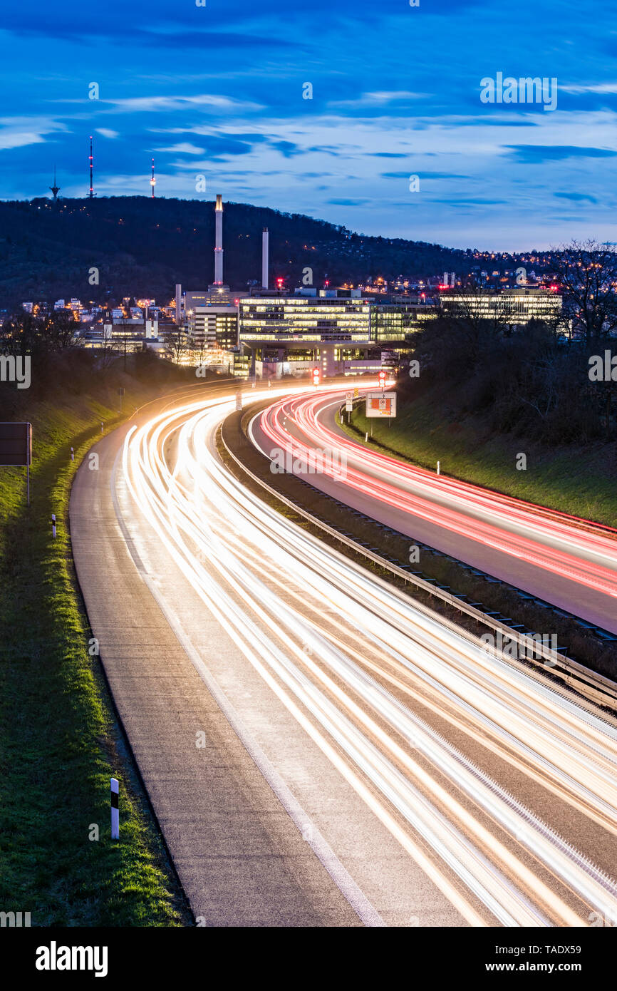 Alemania, Badenwurttemberg, estelas de luz sobre la carretera federal cerca de Unterturkheim Foto de stock