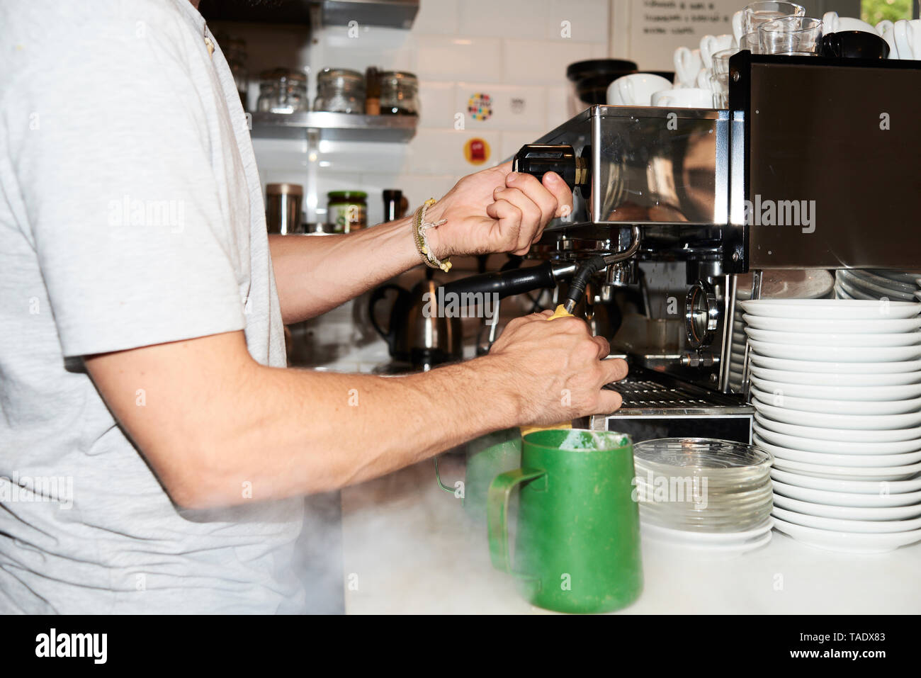 Una Persona Prepara Café En Una Cafetera Y Inserta Un Dispensador Con Café  Molido En La Cafetera Foto de archivo - Imagen de bebida, fabricante:  209498646