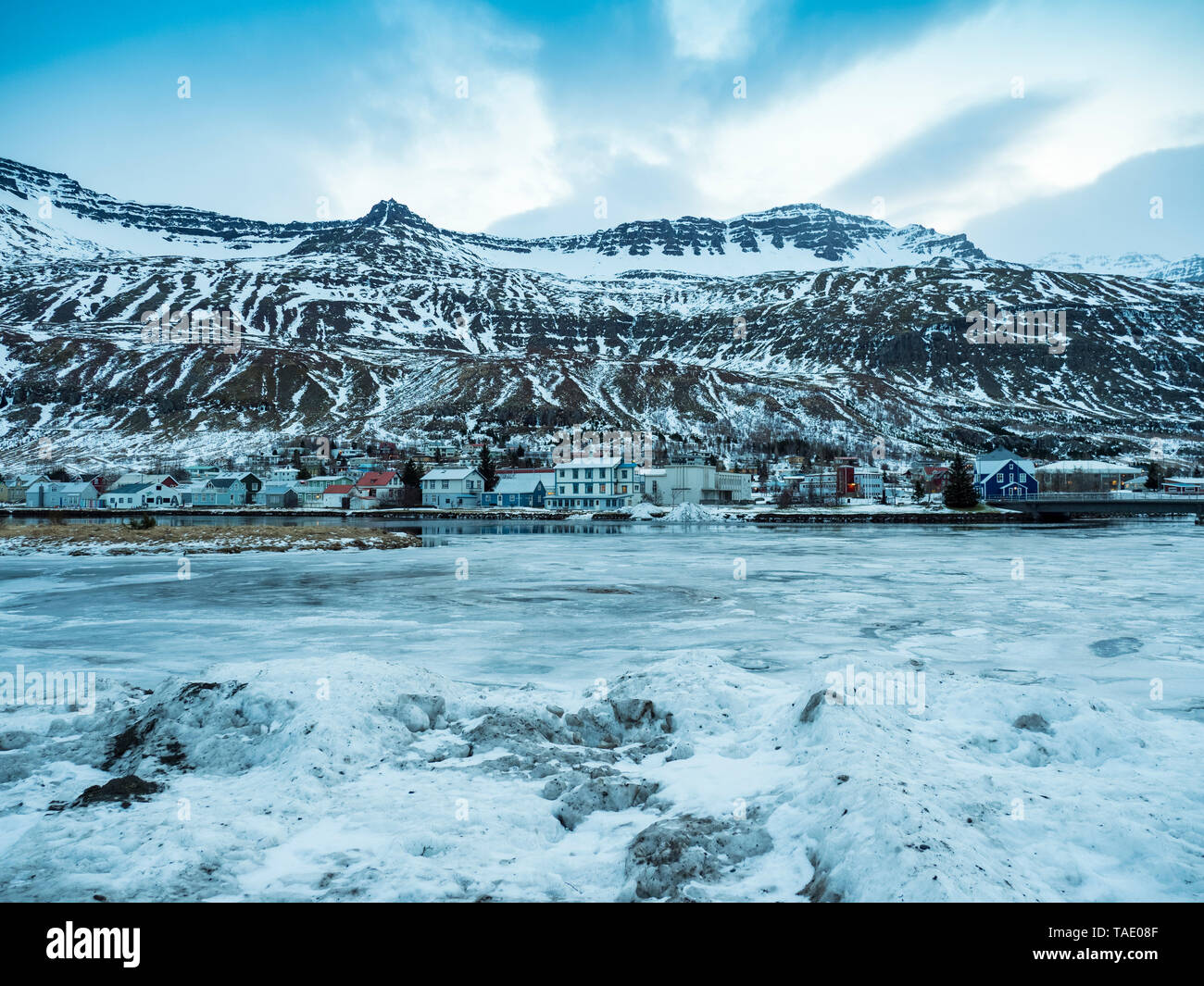 Islandia, Fjardara, lugar de descanso de la junta con las montañas de las que en invierno con el hielo y la nieve. Foto de stock