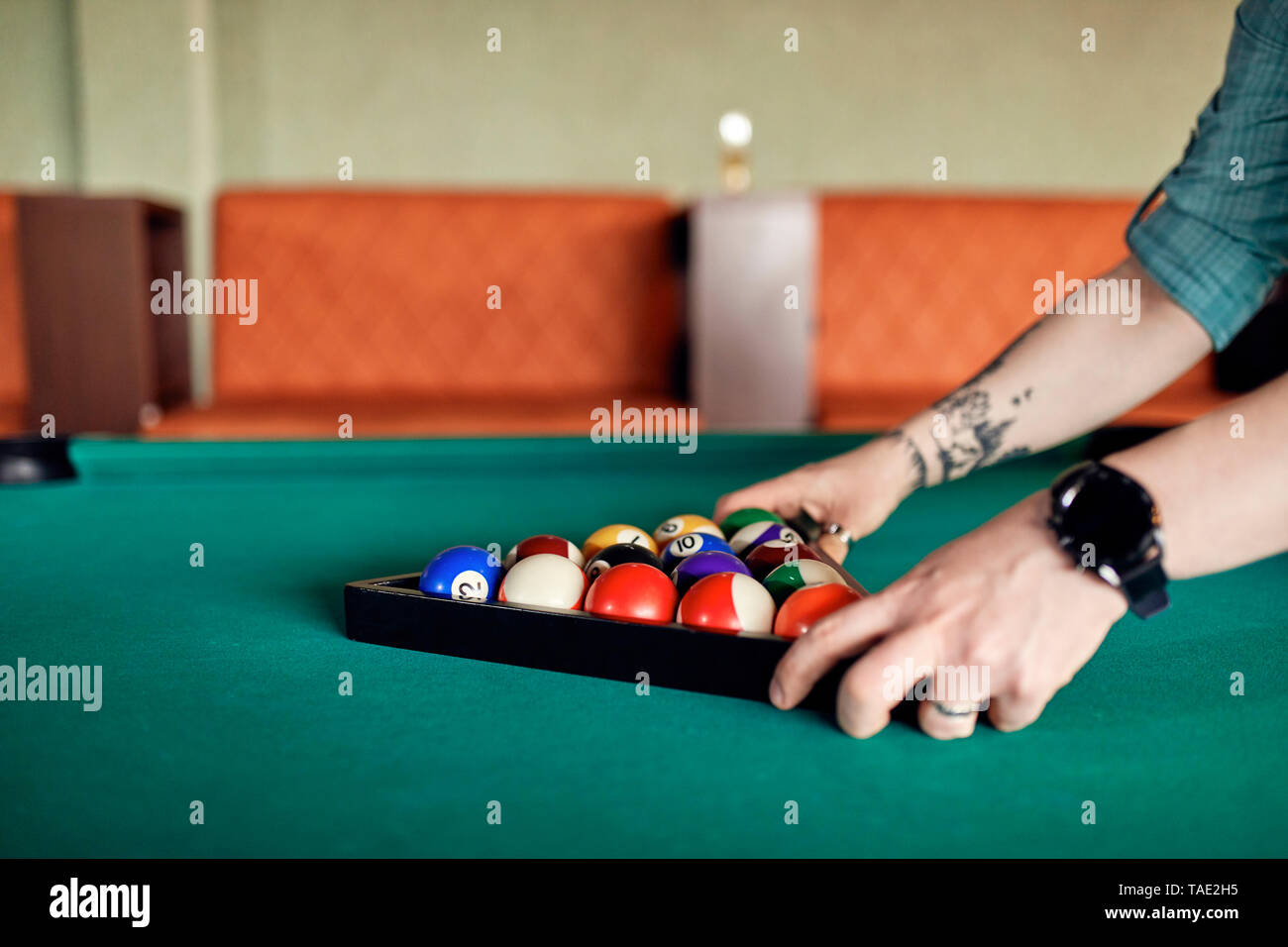 Close Up De Billar Player Arreglando Las Bolas En La Mesa Fotografia De Stock Alamy Close Up De Billar Player Arreglando Las Bolas En La Mesa Fotografia De Stock Alamy
