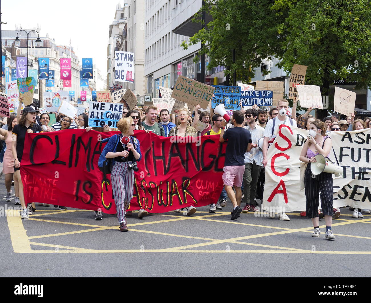 Londres, Reino Unido. El 24 de mayo, 2019. Estudiantes de Kings College, Londres, marzo de acción sobre el cambio climático en la Strand para reunirse con los principales eventos de protesta. Crédito: Alan Galería. Foto de stock