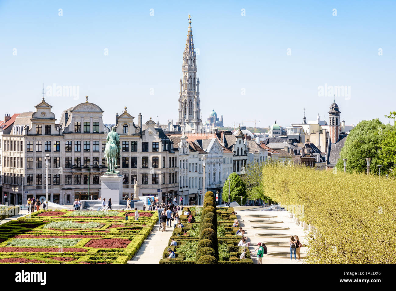 Vista desde el Mont des Arts en el jardín formal, la ciudad vieja y el campanario del ayuntamiento de Bruselas, Bélgica. Foto de stock