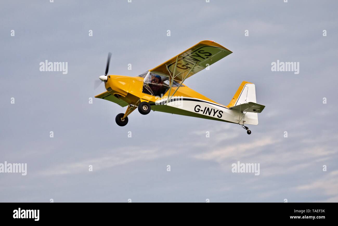 La empresa de avionetas - Sherwood Scout "G-INYS'' despegando desde antiguo aeródromo Warden Foto de stock