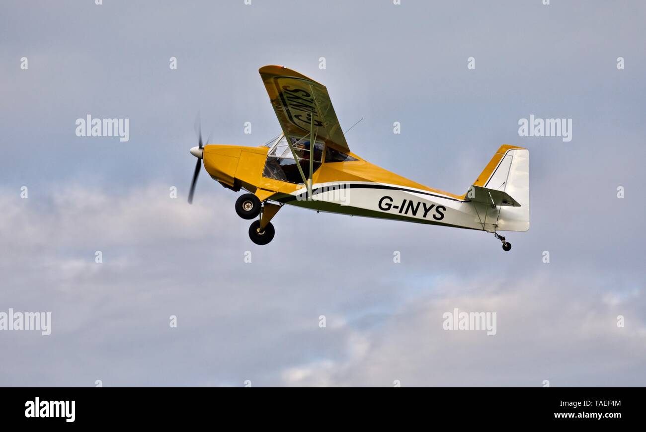 La empresa de avionetas - Sherwood Scout "G-INYS'' despegando desde antiguo aeródromo Warden Foto de stock